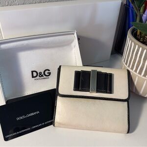 Dolce & Gabbana Cream/white wallet w/silver hardware
Comes w box COA & dustcloth